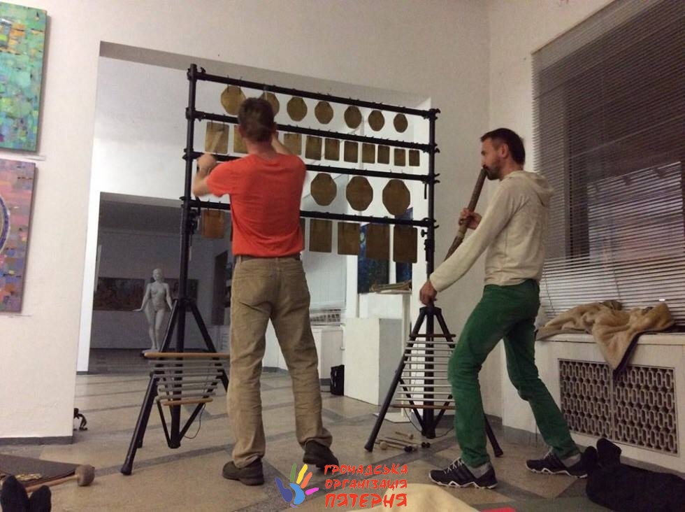 Військових зцілювали релаксацією під дзвінку мелодію бронзи.