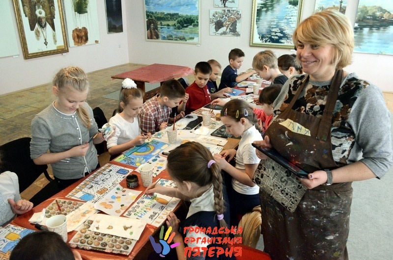 Луцькі діти створюють писанкові візерунки для мистецького проекту &laquo;Страсний тиждень&raquo;