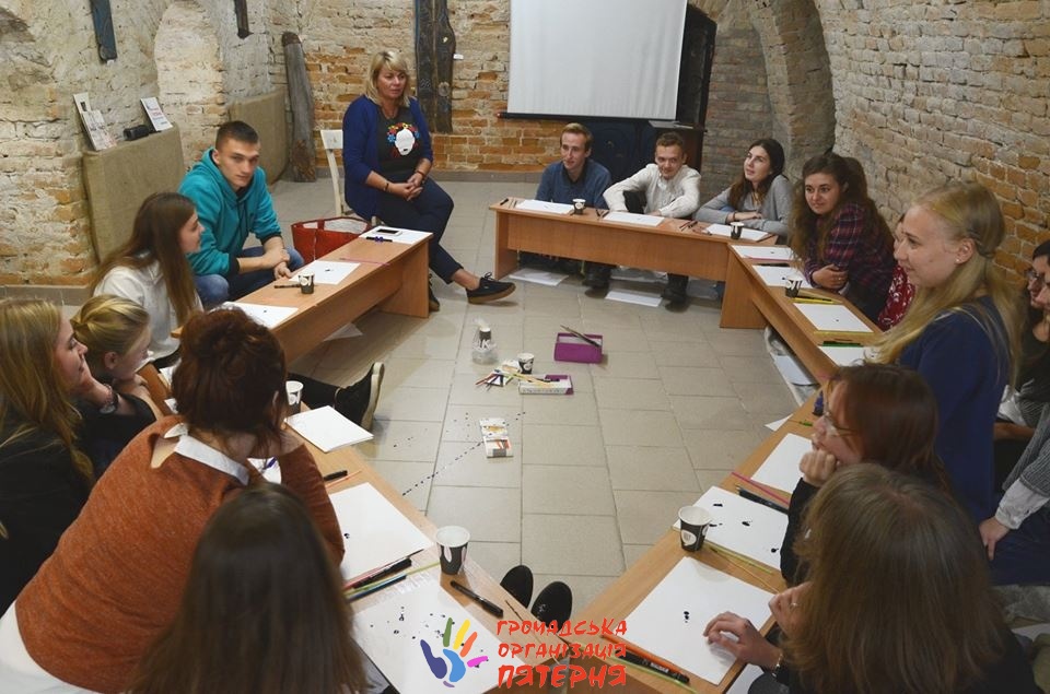 Українська художниця привезла в університет на Рівненщину свою виставку про Сакральні християнські символи