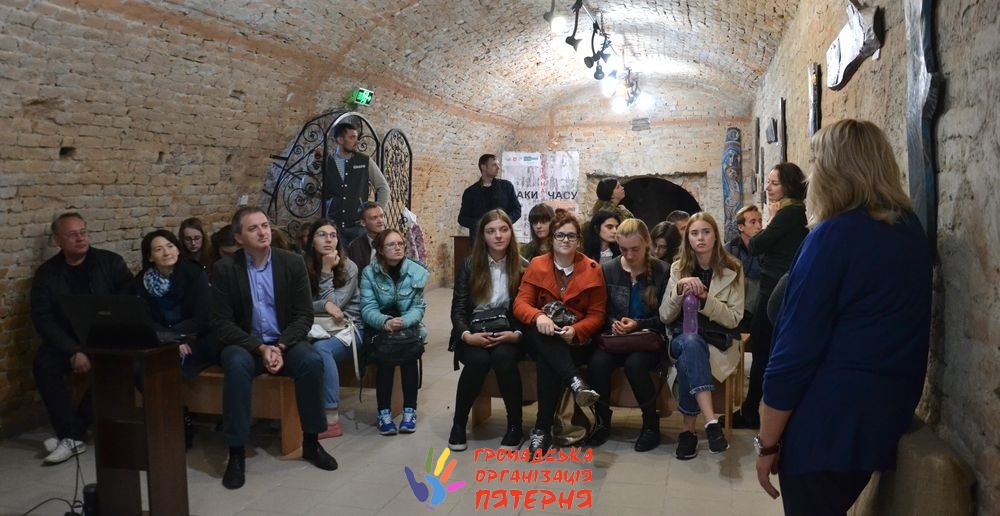 В Острозькій академії відкрили виставки «Парадокси війни» та «Знаки часу»